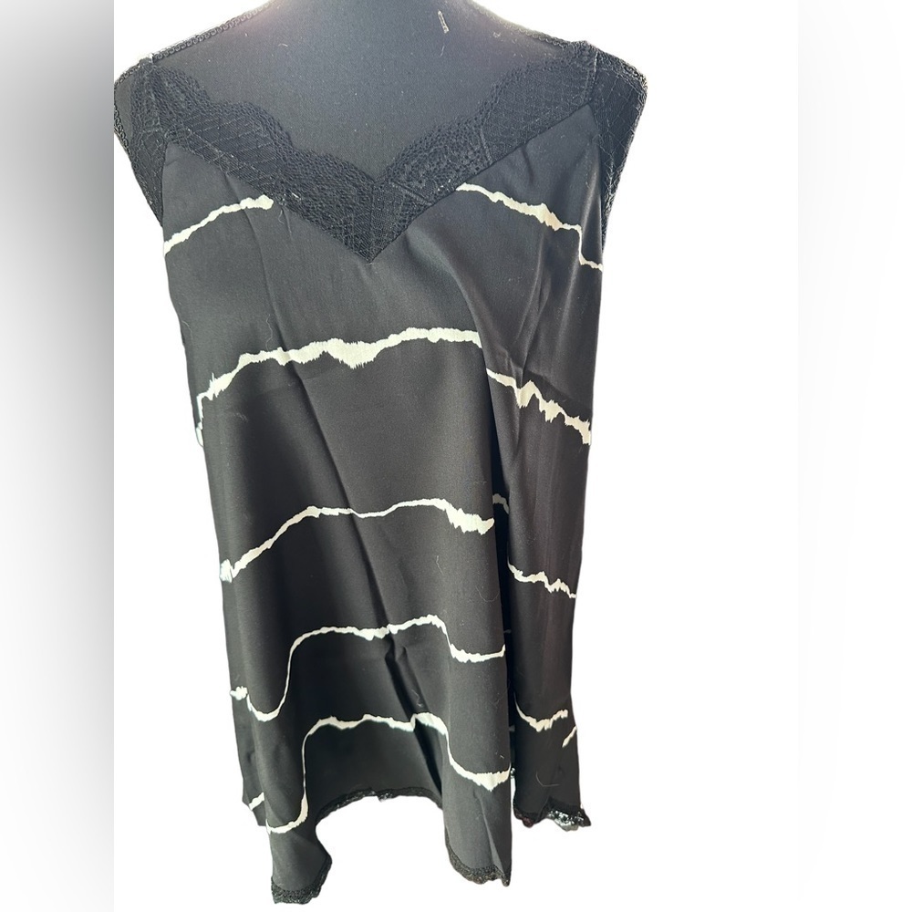 NWOT‎ Black and white tank. 2xl